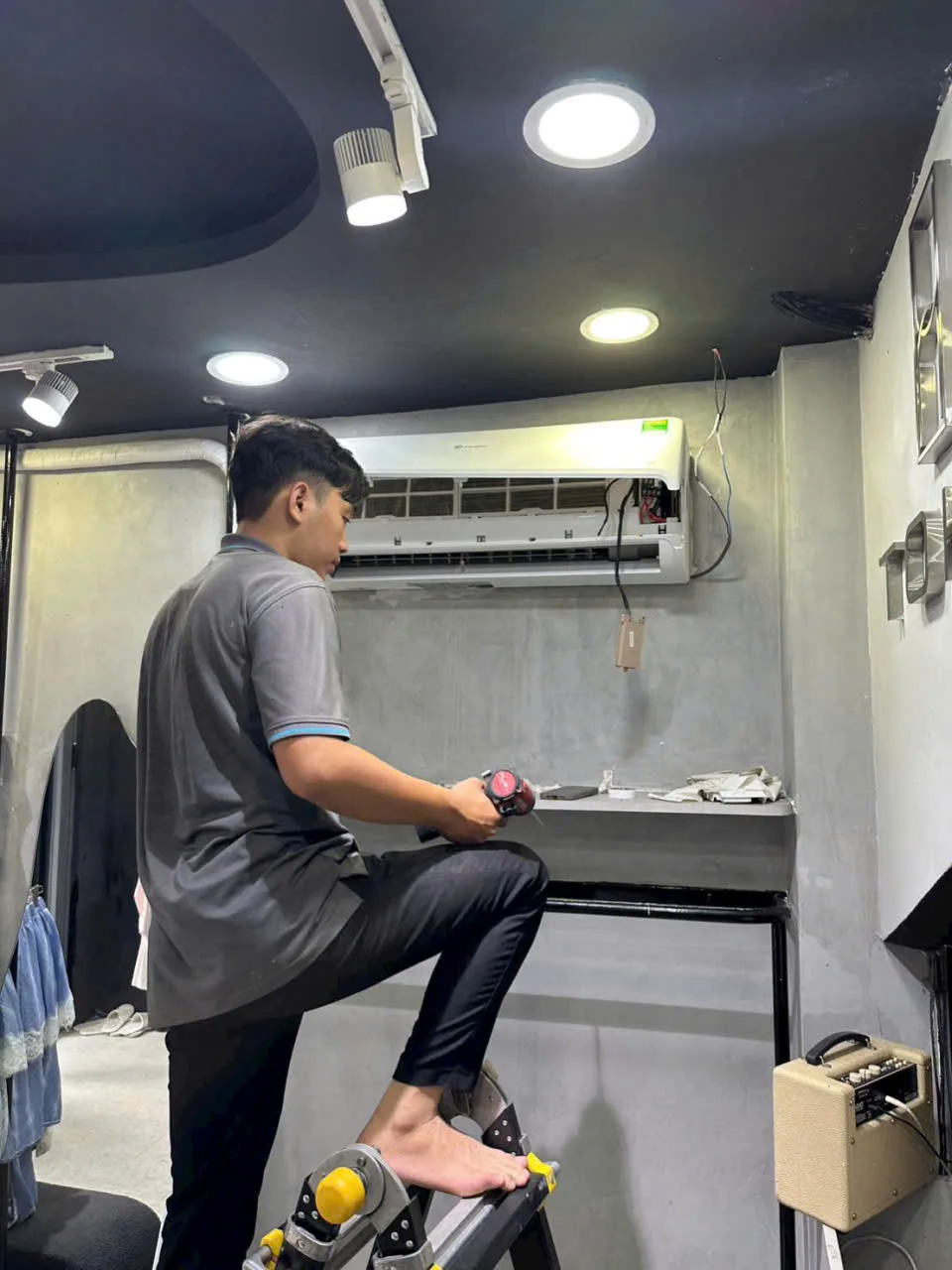 Vệ sinh m&aacute;y lạnh treo tường