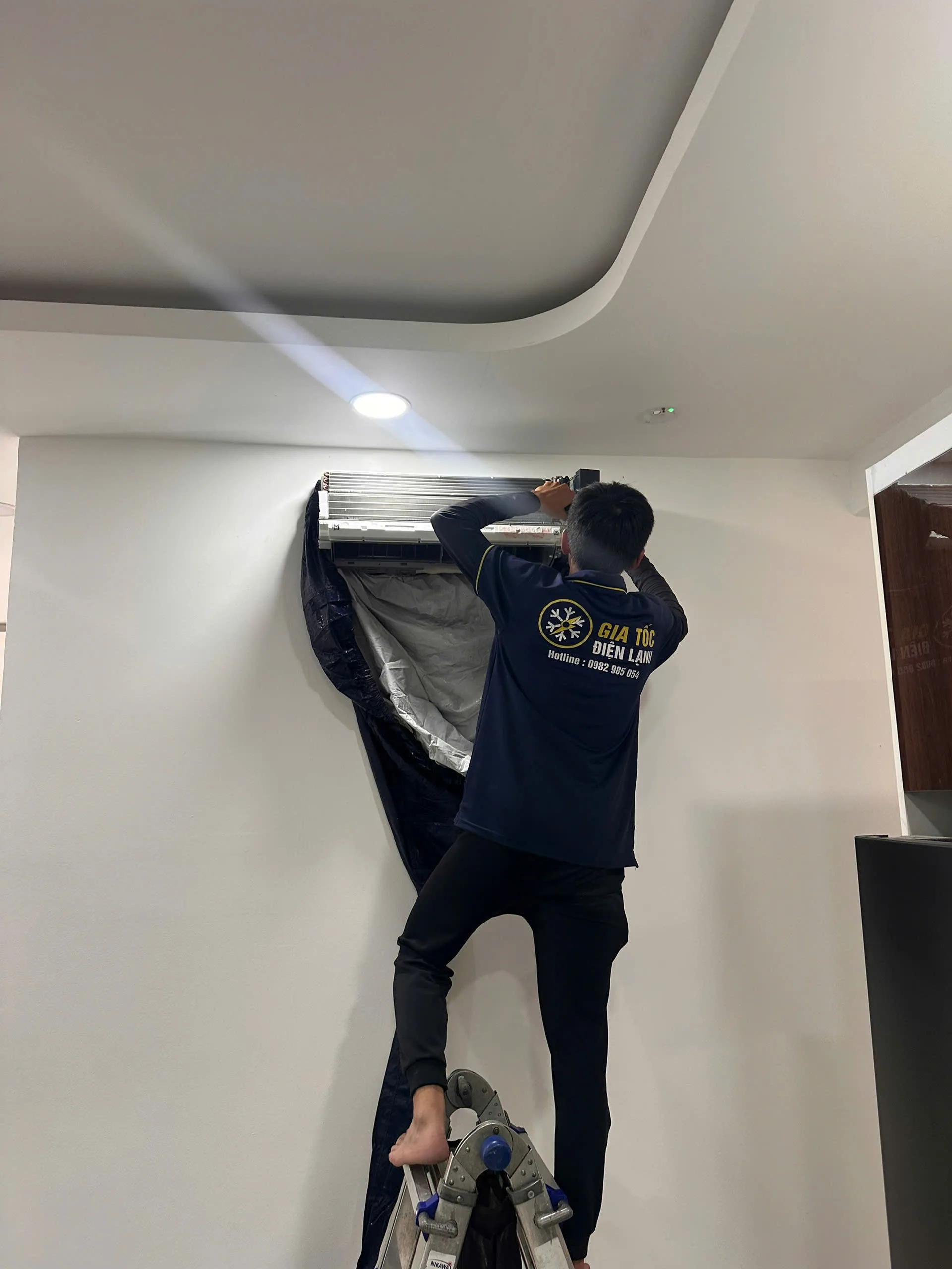 Vệ sinh m&aacute;y lạnh 