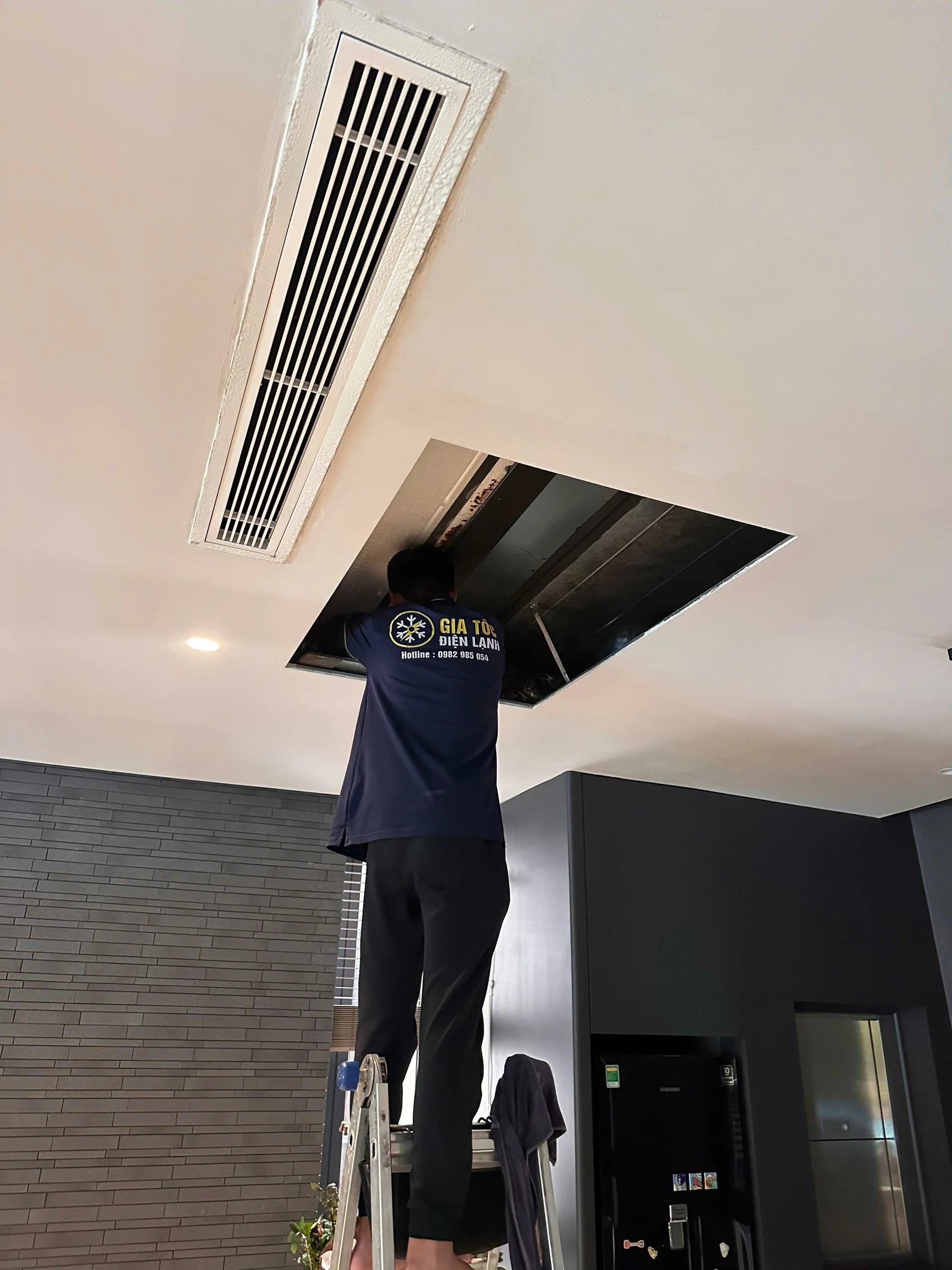 M&aacute;y lạnh kh&ocirc;ng l&ecirc;n nguồn