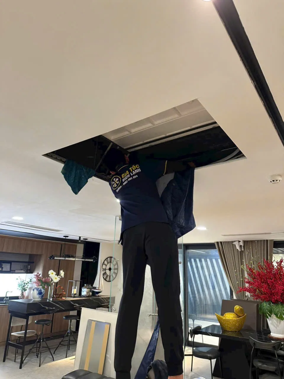 vệ sinh m&aacute;y lạnh &acirc;m trần