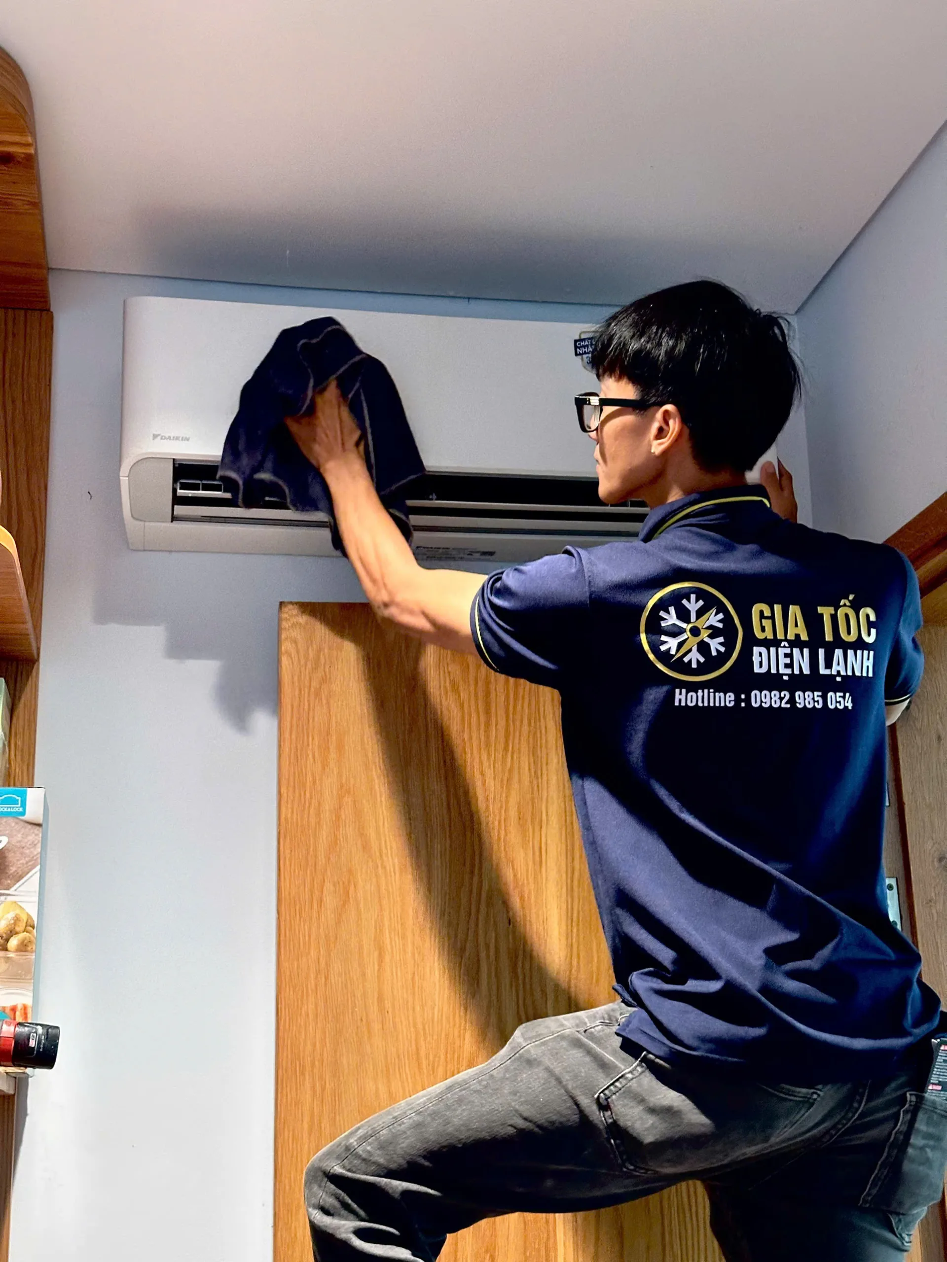 vệ sinh máy lạnh treo tường