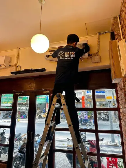 Vệ sinh máy lạnh treo tường Quận 10 sạch sâu, tiết kiệm điện năng